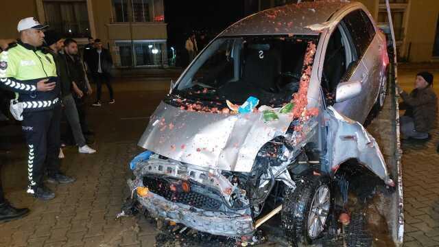 Hızla gelen otomobil bir dükkanın manav reyonuna mermi gibi daldı! 1'i ağır 2 kişi yaralandı