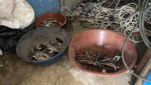 İstanbul'da film gibi soygun kamerada: Hurdacıyı kepengini minibüsle kırıp soydular