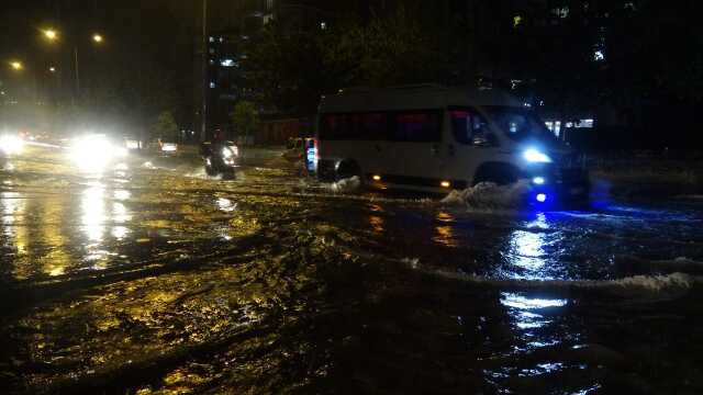 İzmir'de sağanak sonucu evleri su bastı, araçlar yolda kaldı