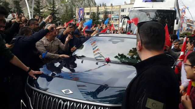 Togg'u karşısında gören vatandaş sevincinden kaputu öptü