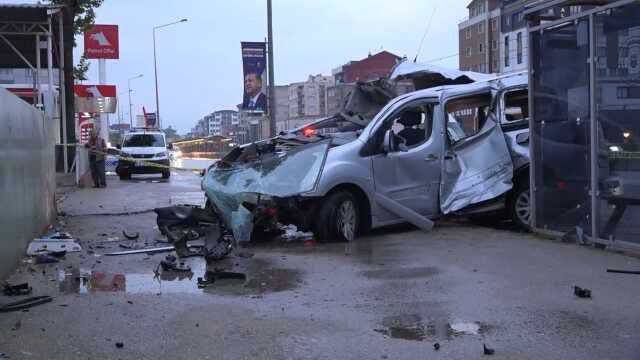 Otomobile ardından da durağa çarpan araç ikiye bölündü: 2 kişi öldü 1 kişi ağır yaralandı