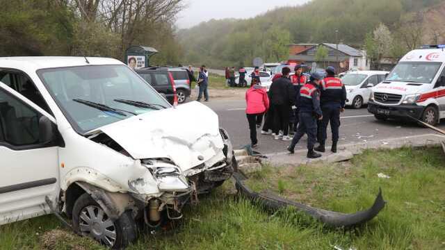 Bolu'da iki aracın çarpıştığı feci kaza kamerada: 1'i ağır 7 yaralı