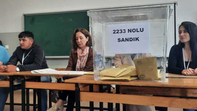 Bu sandıkta oy veren kişi sayısı sandık görevlilerinin sayısından az