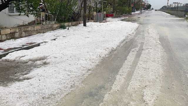 Dolu yağışı yolları beyaza bürüdü