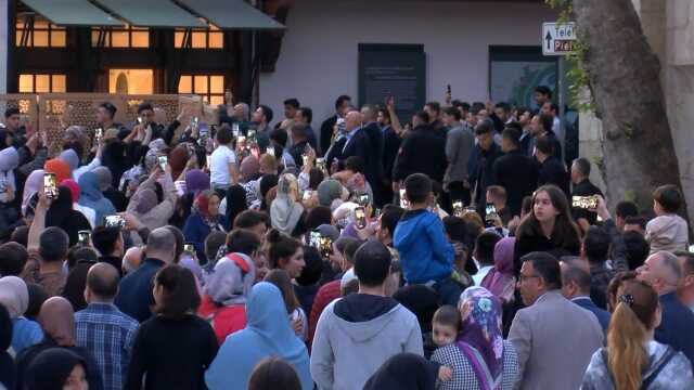 Akşam namazını Eyüpsultan Camisi'nde kılan Cumhurbaşkanı Erdoğan'a vatandaşlardan yoğun ilgi