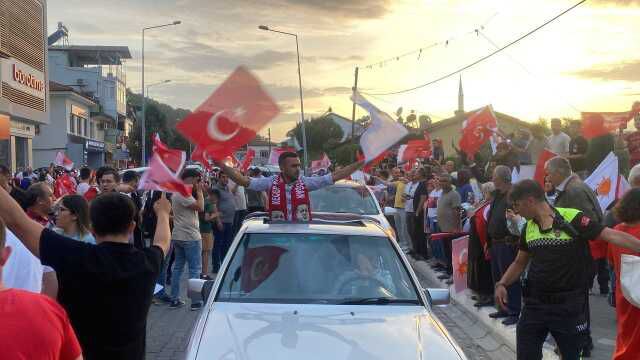 Erdoğan'ın seçim zaferi coşkuyla kutlanıyor! Vatandaşlar sokağa döküldü