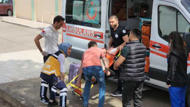 Oy kullanmaya sağlıkçının sırtında gitti