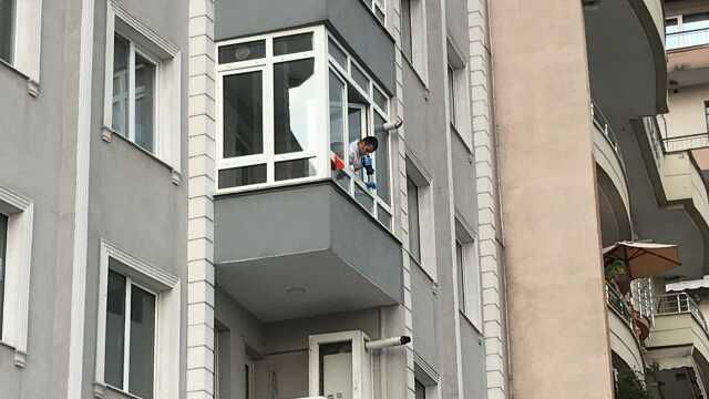 Balkon camlarını temizlerken düşerek feci şekilde can verdi... O anlar kamerada