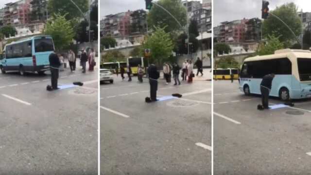 Samsun'da bir vatandaş yolun ortası seccadesini serip namaz kaldı
