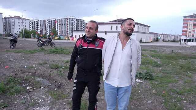 İhbara giden polis, ot toplayan kişiyi gözaltına aldı