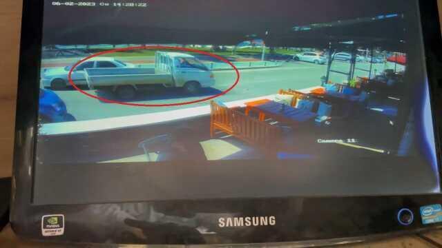 Kamyonet Ünlü Sanatçının Evinin Bahçesine Daldı