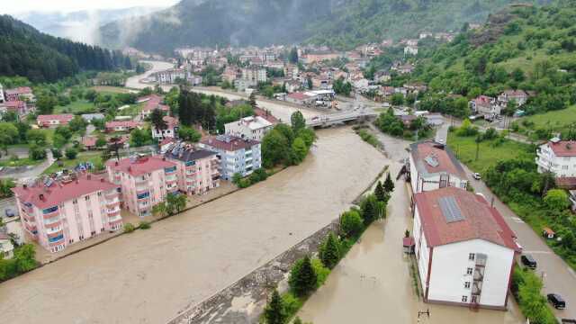 Ev ve iş yerlerini su bastı, ağaçlar yerinden söküldü! Türkiye'nin dört bir yanından 'sel' manzaraları
