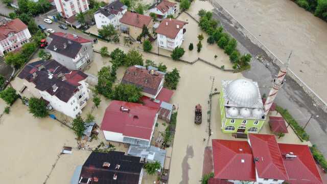 Ev ve iş yerlerini su bastı, ağaçlar yerinden söküldü! Türkiye'nin dört bir yanından 'sel' manzaraları