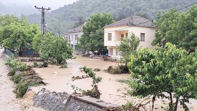 Samsun ve Ordu'da Sağanak Yağış Nedeniyle Taşımalı Eğitime Bir Gün Ara Verildi