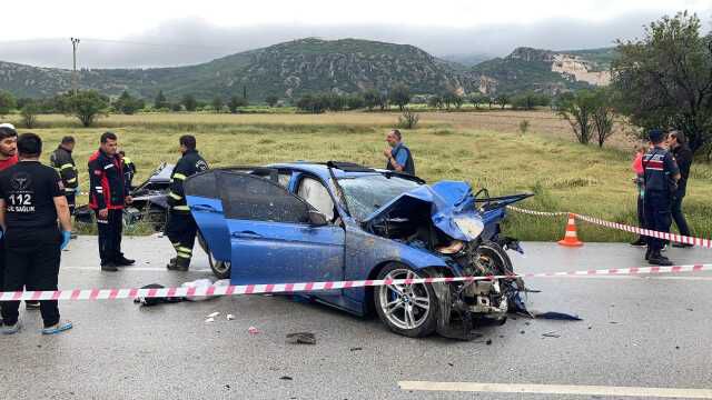 Burdur'da iki otomobilin çarpıştığı kazada 5 kişi öldü, 5 kişi yaralandı