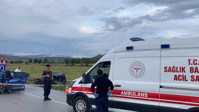 Burdur'da iki otomobilin çarpıştığı kazada 5 kişi öldü, 5 kişi yaralandı
