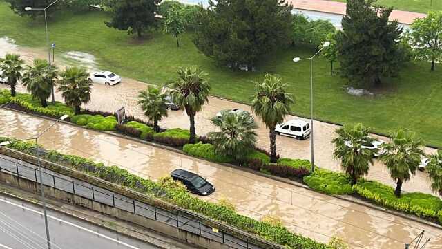 Son Dakika: Samsun'da şiddetli yağış ve sel nedeniyle İlkadım, Atakum ve Canik ilçelerinde okullar tatil edildi