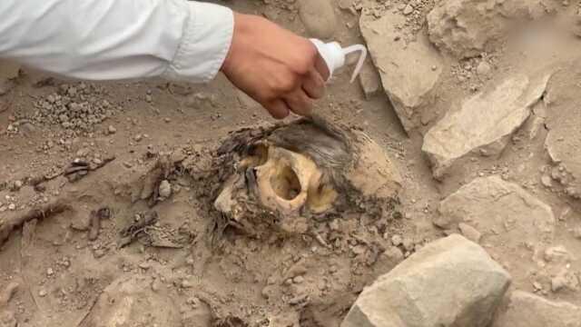 Peru'da 3 bin yıllık mumya keşfedildi! Etrafında bulunan objeler ilginç