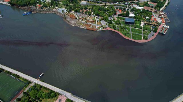İstanbul Haliç''''''''te suyun rengi kahverengiye döndü
