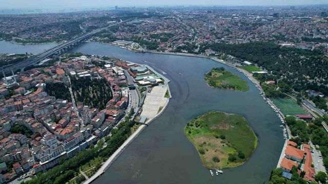 İstanbul Haliç''te suyun rengi kahverengiye döndü