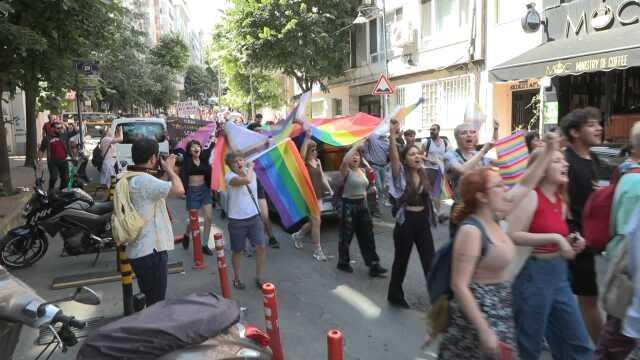 Yürüyüş yapmayı planlayan LGBT'liler Taksim'de toplanmaya başladı