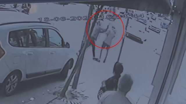 Ünlü oyuncu Özgür Özbek'e maganda şiddeti kamerada