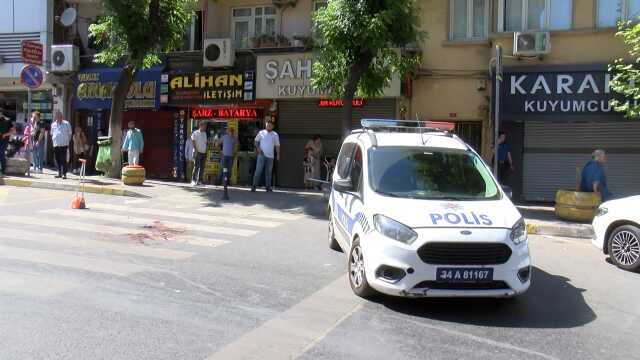 Oğlunun başına silah dayayan kişiyi, belinden tabancasını çıkarıp vurdu