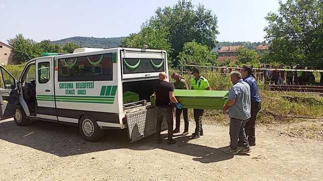 Demiryolundan karşıya geçmek isteyen kadına yük treni çarptı