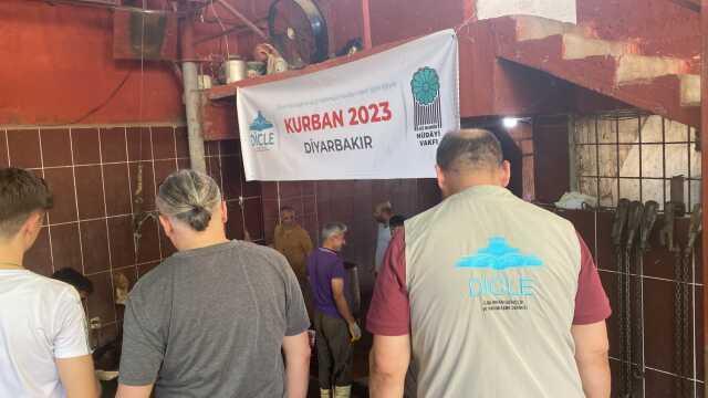Dicle Derneği deprem bölgesinde kurban eti dağıttı