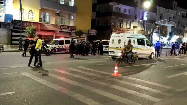 Husumetli aileler arasında bıçaklı kavga! 1'i polis 3 kişi yaralandı