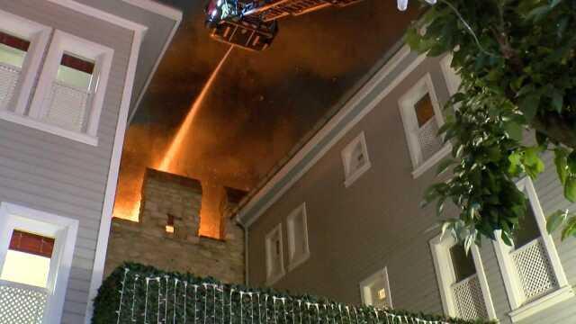 Topkapı Sarayı'nda panik anları! Restoran çatısında çıkan yangın hummalı çalışmayla söndürüldü