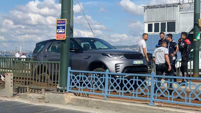 Galata Köprüsü'nde araç tramvay yoluna girdi, seferler aktarmalı olarak yapılıyor