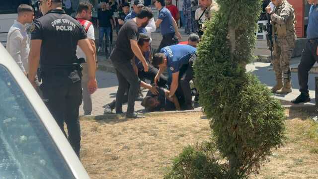 Esenyurt saldırısıyla ilgili gözaltına alınan şüphelilerin sevk edildiği adliye önünde gözaltına alınan kişi