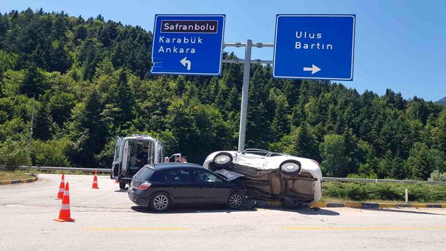 Karabük'te Kavşakta Otomobil Çarpışması: 3 Yaşındaki Çocuk Hayatını Kaybetti babasının feryatları yürek dağladı