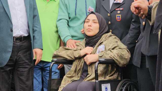 Şehit cenazesinde yürekleri dağlayan görüntü! Eşinin tabutuna son kez bakarak gözyaşı döktü