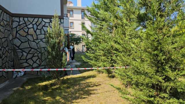 Anne ve anneannesini baltayla öldüren genç kadın, sağlık kontrolünde de parmağını koparıp yuttu