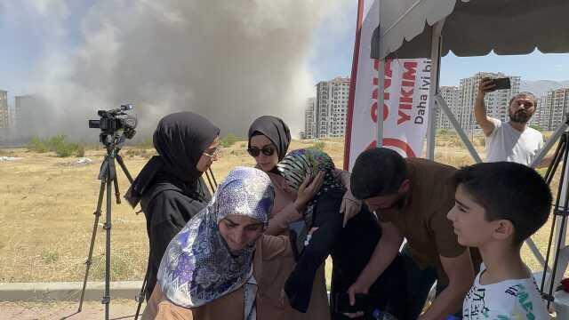 Depremde hasar gören binalar dinamitle yıkıldı, ev sahipleri o anları izlerken gözyaşlarına boğuldu