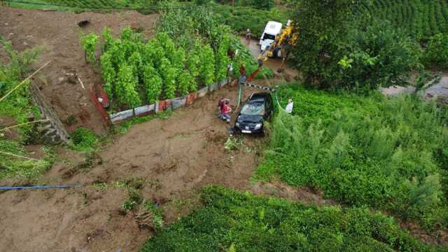 Rize'de etkili olan yağış nedeniyle dere taştı! 28 kişinin yaşadığı 11 ev tahliye edildi, bazı evler yıkıldı