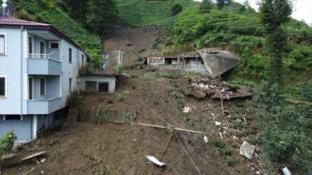 Rize'de etkili olan yağış nedeniyle dere taştı! 28 kişinin yaşadığı 11 ev tahliye edildi, bazı evler yıkıldı