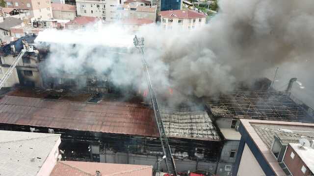 Son Dakika: İstanbul'da 2 katlı spor salonunda yangın! Alevler rüzgarın etkisiyle çevredeki binalara sıçradı