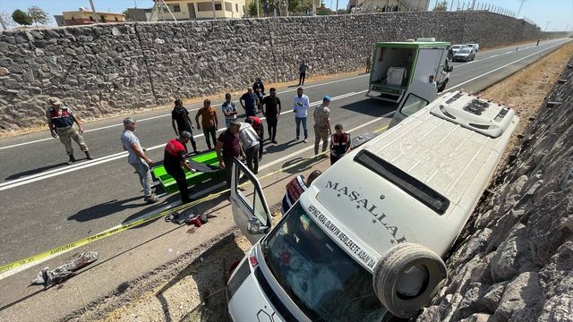 Şanlıurfa'da tarım işçilerini taşıyan minibüs duvara çarptı: 3 ölü, 17 yaralı