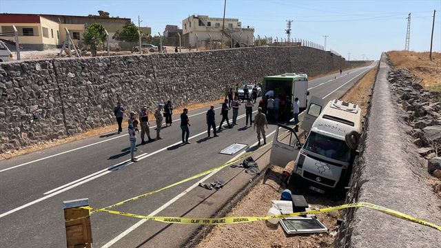 Şanlıurfa'da tarım işçilerini taşıyan minibüs duvara çarptı: 3 ölü, 17 yaralı