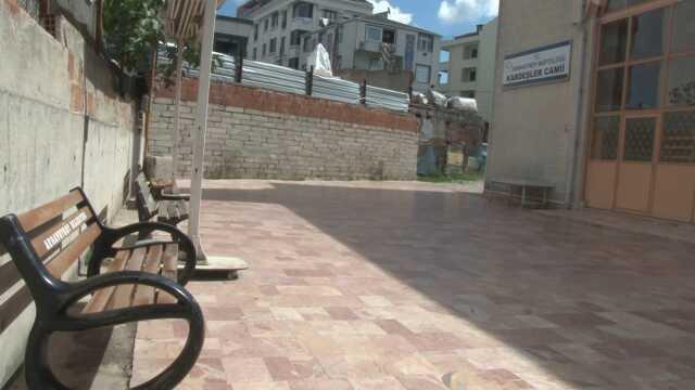 Arnavutköy'de cemaat cami avlusuna bırakılmış bebek buldu