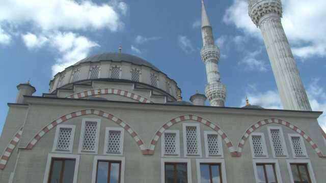 Arnavutköy'de cemaat cami avlusuna bırakılmış bebek buldu