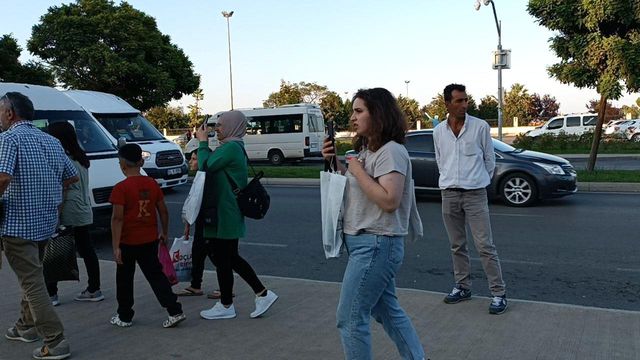 Samsun'da intihar etmek için korkuluklara çıkan genci film izler gibi seyrettiler