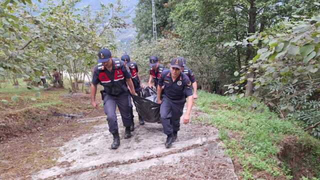 Trabzon'da bir kişi park etme meselesi yüzünden kavga ettiği kardeşini ve yengesini öldürdü