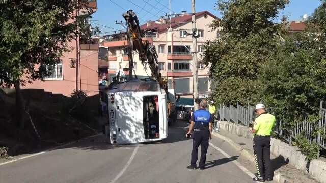 Gölcük'te freni boşalan işçi servisi anne ve kızına çarptı: 2 ölü, 6 yaralı