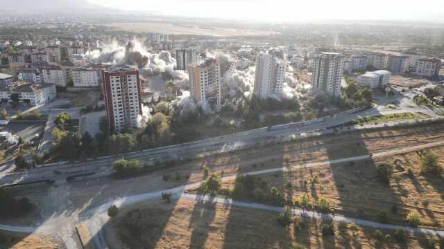 Malatya'da Depremde Hasar Alan 15 Katlı 9 Bina Patlatıldı