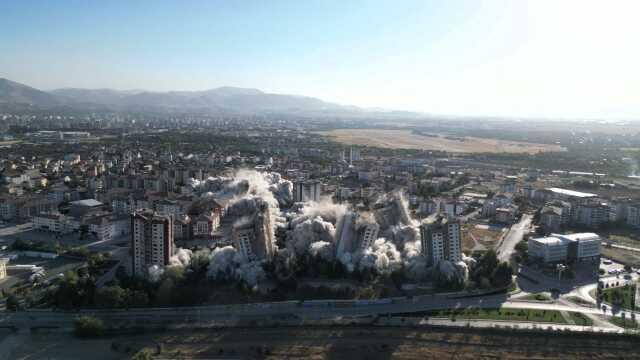 Malatya'da Depremde Hasar Alan 15 Katlı 9 Bina Patlatıldı