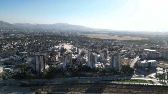 Malatya'da Depremde Hasar Alan 15 Katlı 9 Bina Patlatıldı
